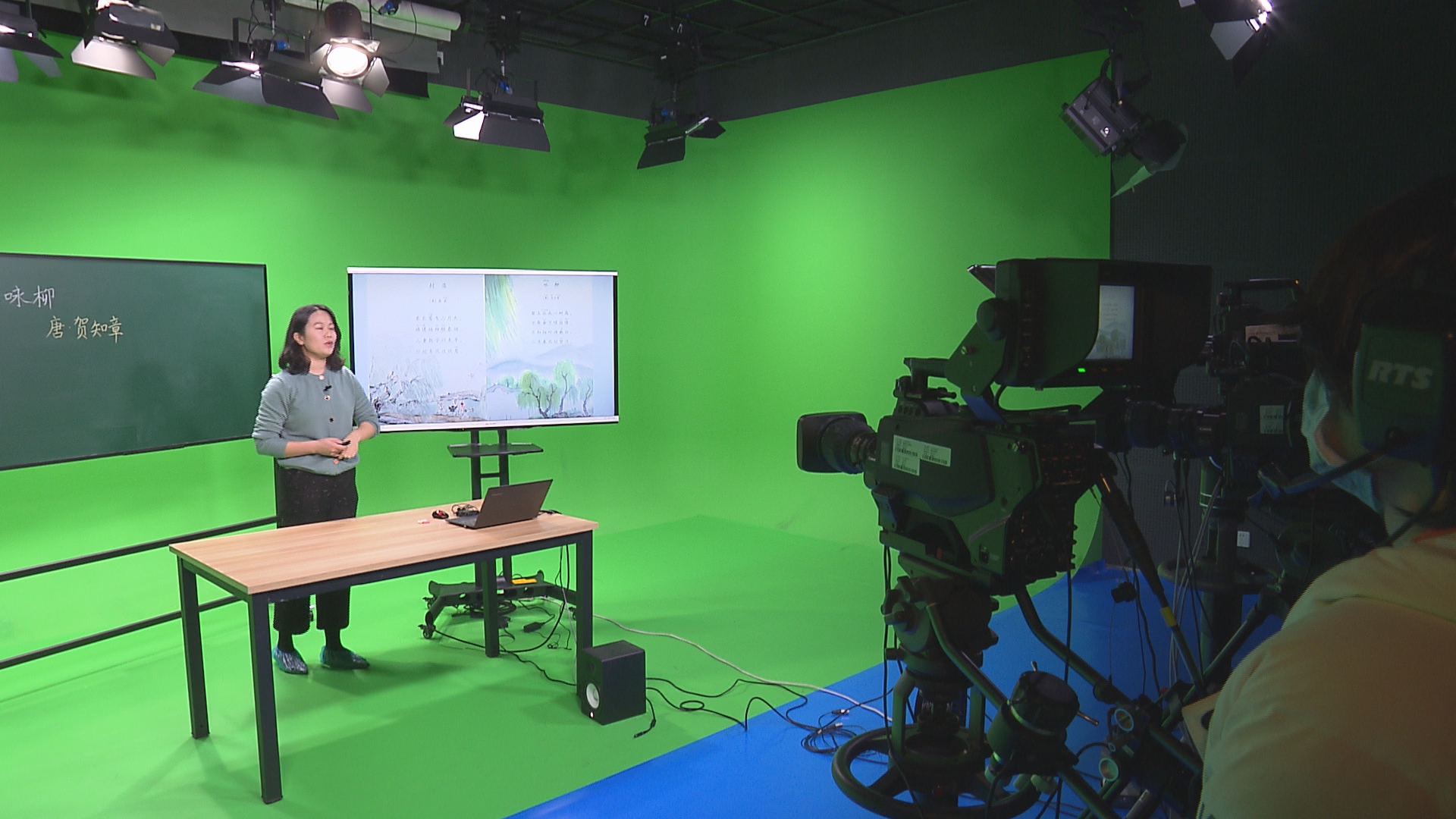 上海小学生的语文网课是如何录制的?来闵行区融媒体中心演播室看看