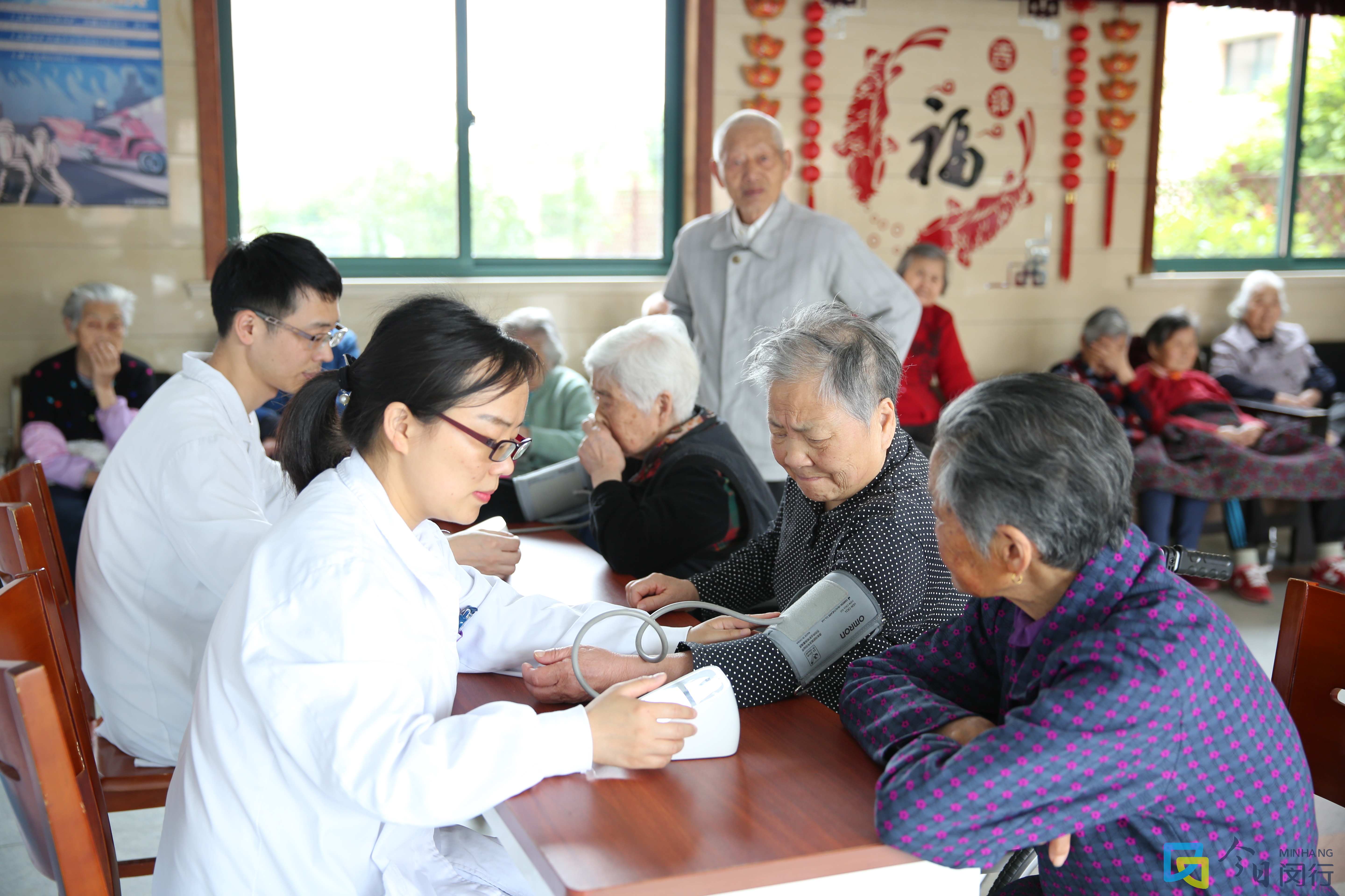 20190514团员志愿者在一家人敬老院义诊.jpg