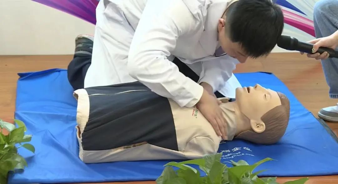 "心肺复苏法"操作步骤1,评估现场环境安全.