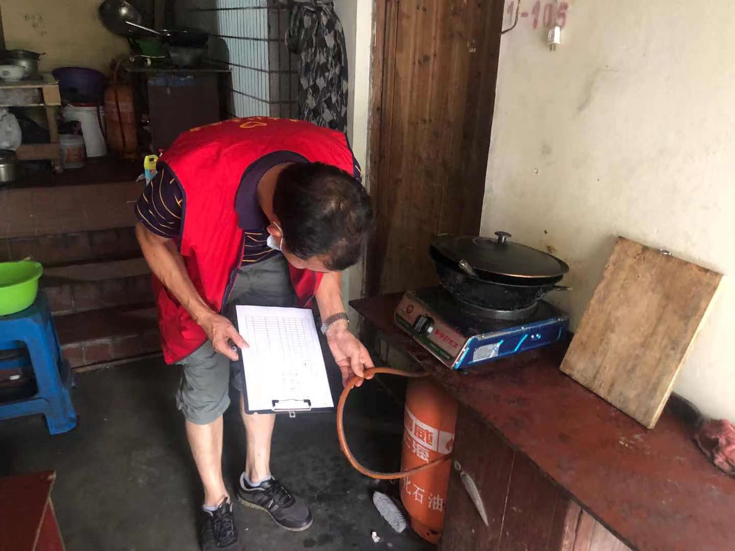 梅陇镇曹中村入户安全隐患排查志愿行动